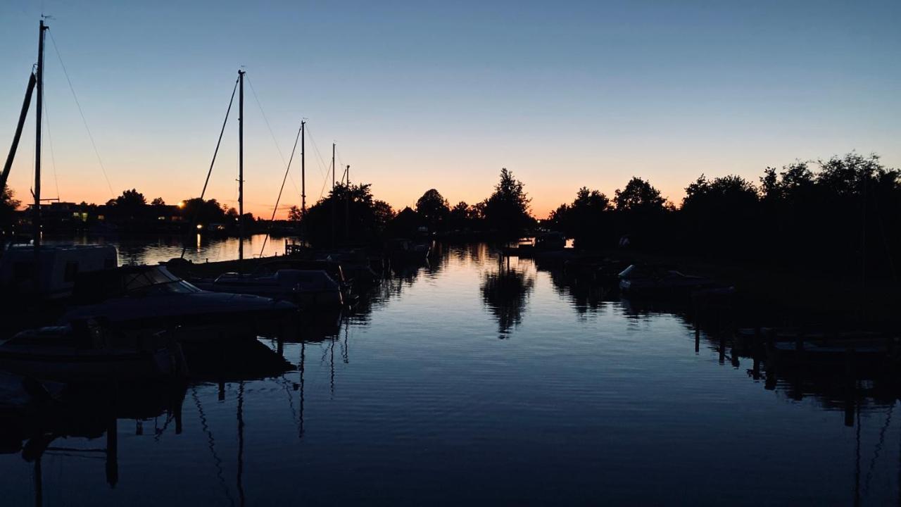 Puur Eernewoude Luxe Chalet Direct Aan Open Vaarwater Gelegen In De Alde Feanen Earnewâld Exterior foto